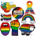 Diseño kawaii lgbt insignia de solapa del orgullo gay al por mayor sin mínimo bandera del arco iris cruz de metal personalizado pin de solapa de esmalte duro